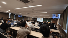 医学部演讲厅内济济一堂 