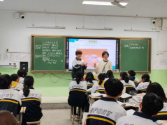 长儿园的孩子们正围着机械人“踢脚球”、遨逛 